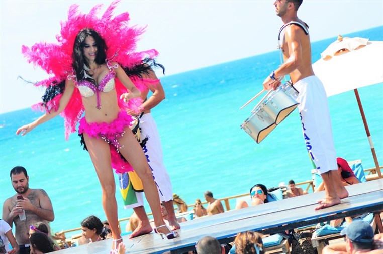 Cyan Sunday Club Lets Carnival
